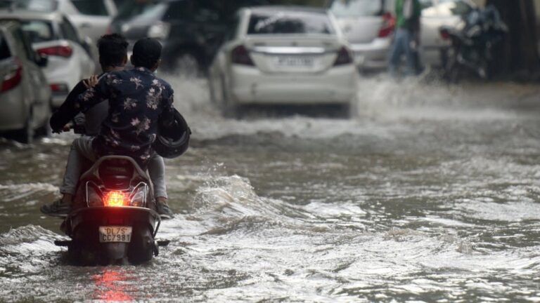 Heavy Rain Delhi-NCR: Delhi-NCR submerged due to five-six hours of rain, all schools closed in Delhi today
