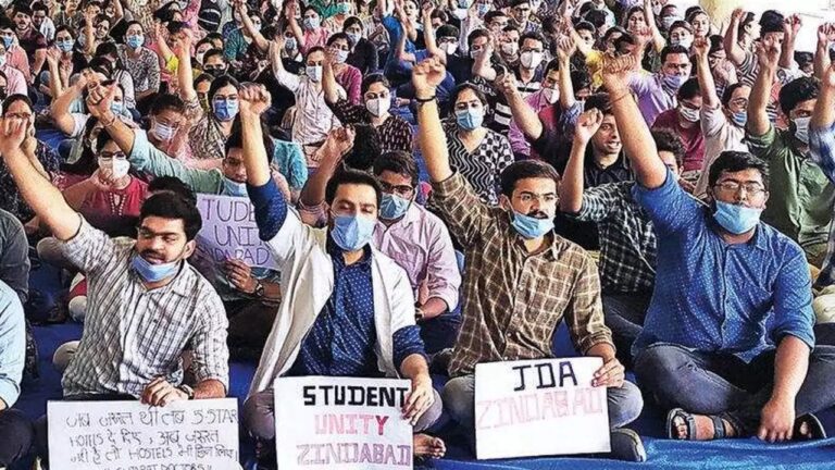 Kolkata Doctor Rape-Murder Case: Over 500 Doctors on Strike in Ahmedabad, Silent Rally Organized by Medical Association
